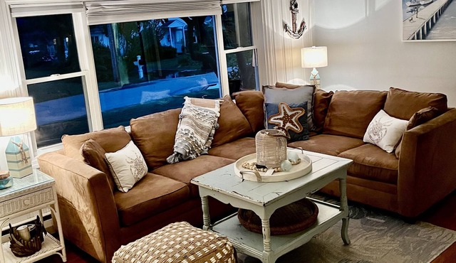 Beach house getaway - 4 min walk to the beach!