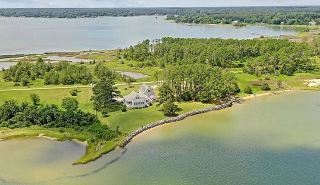 Beach House Getaway, exclusive location on "Chesapeake Bay" with private beach