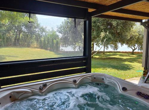 Beach House IVE, romantic escape with jacuzzi, pool & olive grove charm in Pomer, Istria