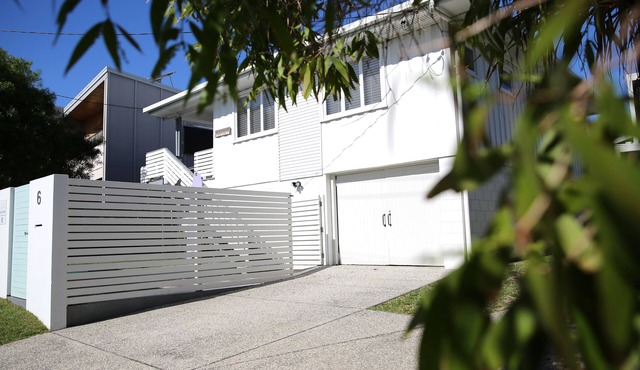 Beach House @ Moffat ~ 100m walk to beach