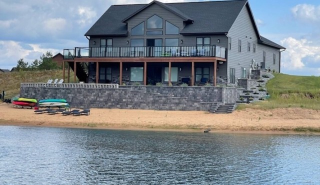 Beach house near Castle Rock Lake.