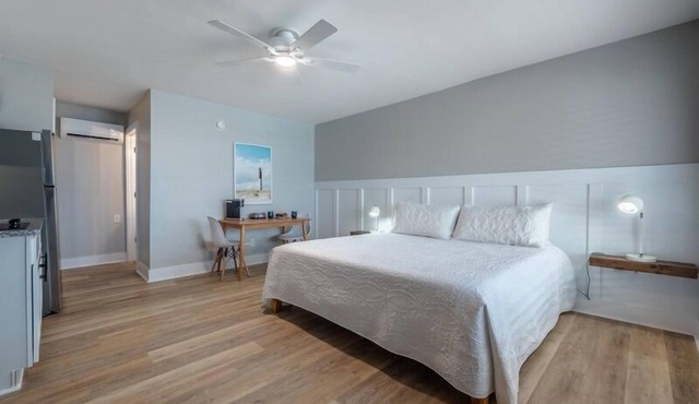 Beach House OKI - King Studio in hotel on Oak Island, North Carolina