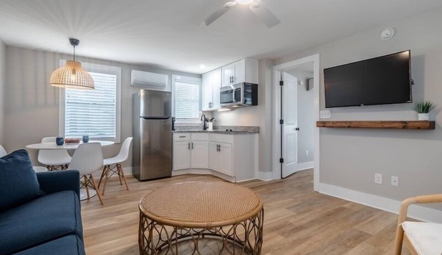Beach House OKI - King Suite in hotel on Oak Island, North Carolina