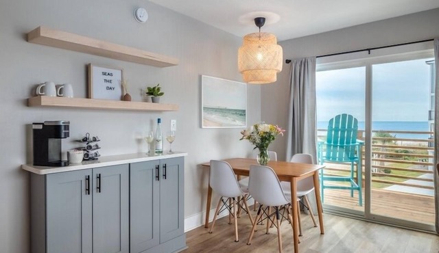 Beach House OKI - Premium Two King Suite in hotel on Oak Island, North Carolina