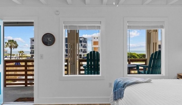 Beach House OKI - Premium King Room in hotel on Oak Island, North Carolina