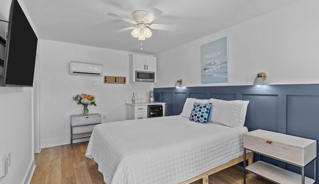 Beach House OKI - Queen Room in hotel on Oak Island, North Carolina
