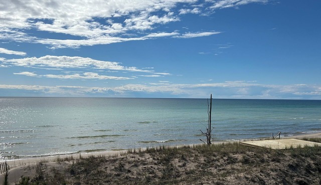 Beach house on Lake Michigan 5 minutes from Pentwater!