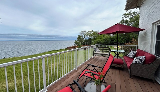 Beach house on Lake Superior - Direct beach access - Sunrise view over the lake!