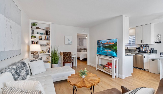 Beach House one block from Mission Bay w/AC