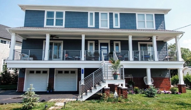 Beach House & Pool! Relaxing spacious house! Saltwater pool! Great location.