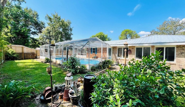Beach House Retreat- HUGE Pool, Centrally Located & WIFI