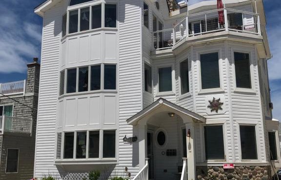 Beach House Retreats 6-just 30 Steps from the Beach with Rooftop Hot Tub and Gourmet Kitchen