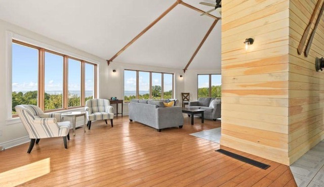 Beach house retreat: Waterfront & Hot Tub