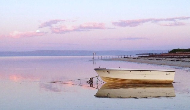 Beach House - Self Contained, Three Bedroom House with 2 Queens, 1 Double/Single Bunk Bed & 2 Pull-Out Single Beds, Secure Yard, Ocean/Bush/Mountain View