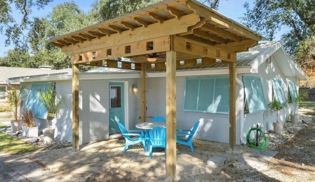 Beach House Shady Oaks Gulfport Ocean Views Walk to the Beach, Fire pit, Grill