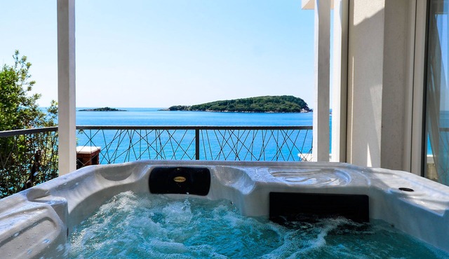 Beach House - Spectacular beach house with hot tub (4 +1 bedrooms,4 bathrooms)