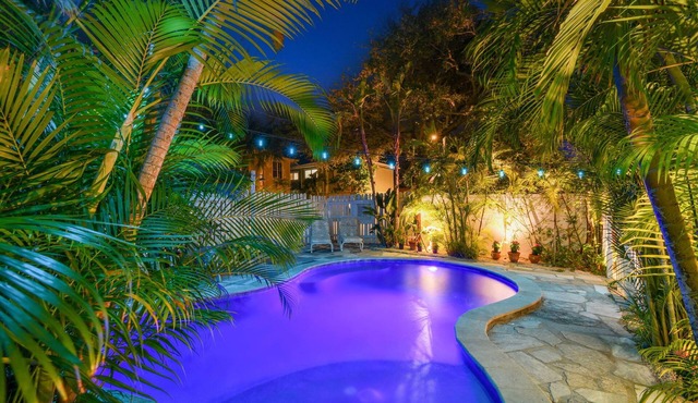 Beach House wPrivate Pool, Direct Beach Access, 2Kitchens, 2dishwashers Sleeps10