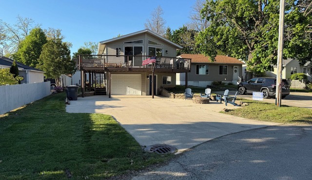 Beach House w/Huge Deck Amazing Views! Kayaks, Swimming, Fishing! Boat Rental!