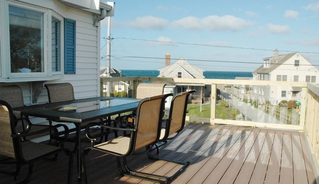 Beach House w/Roof Deck, outdoor shower, firepit & AC!