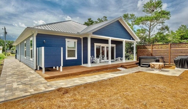 Beach House with Hot Tub - 21yo & UP