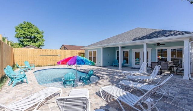Beach House w/Heated Pool, pet friendly - 21 & UP