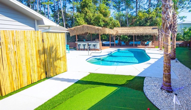 Beach house with Heated Pool, Hot Tub, Fire Pit,GAM RM, Mini&Disc Golf, 100" T.V