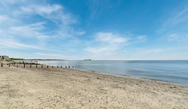 Beach House! Walk out door onto the beach! Lots to do nearby! Sapphire Sandbar