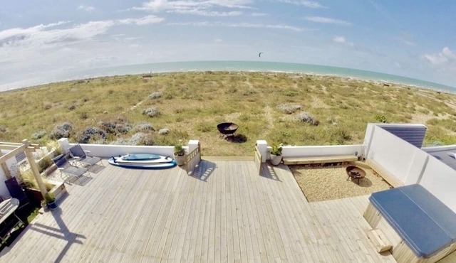 Beach House with huge deck & hot tub leading directly onto Shoreham Beach