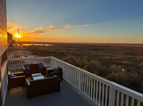 Beach House with Breathtaking Sunsets - Perfect for Couples and Families!