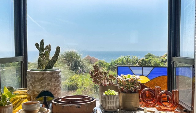 BEACH HOUSE WITH EPIC VIEWS - cedar hot tub, curated interior