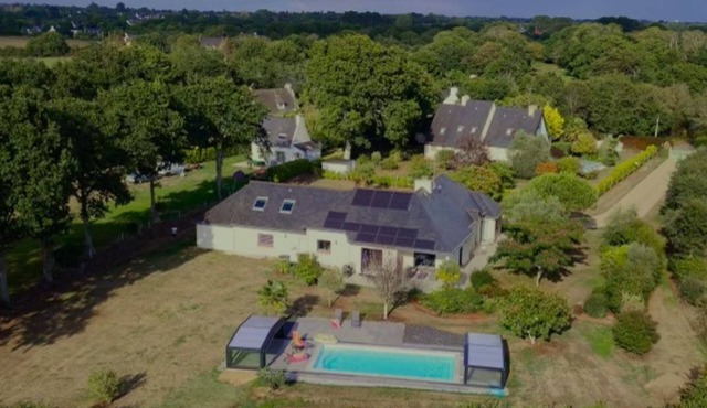 Beach house with large garden and heated pool