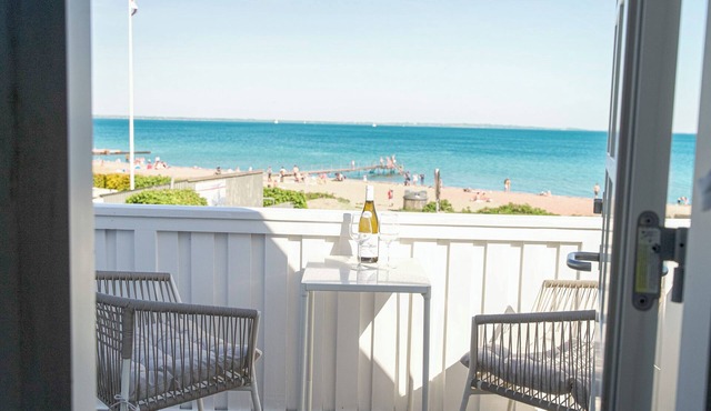 Beach house with private sauna and first class seaview!