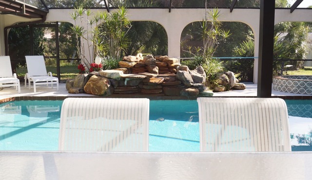 Beach-House, wonderful elec. heated Pool with a Natural Waterfall, Jacuzzi, Wifi