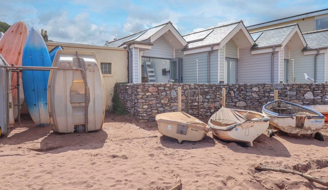 BEACH HUT 5, romantic, country holiday cottage in Shaldon
