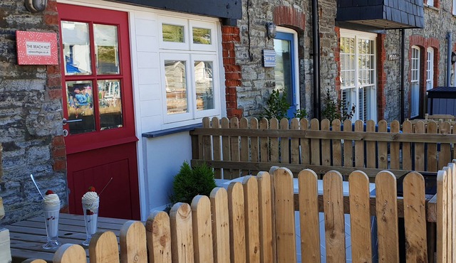 BEACH HUT, pet friendly, with a garden in Trebarwith Strand