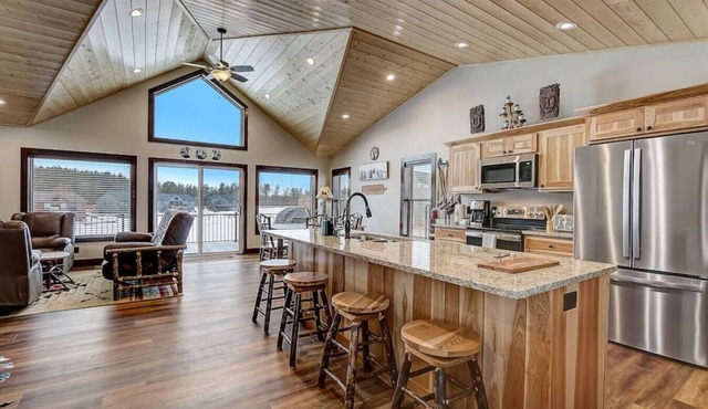 Beach Lake Cottage with Hot Tub
