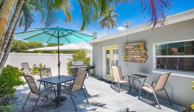 Beach Life by the Gulf- Charming & Fully Equipped!
