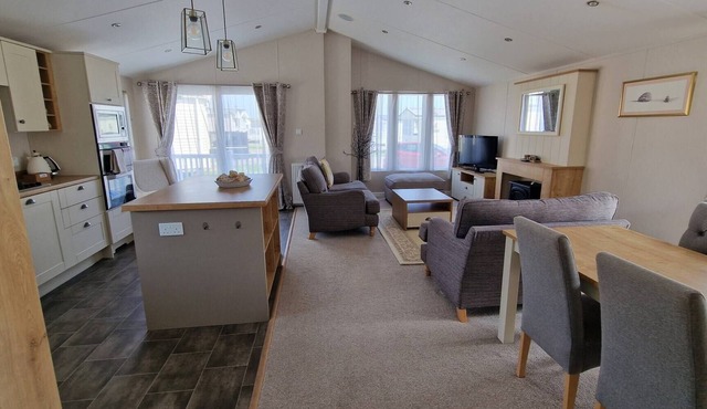 Beach Lodge - 5 minute walk to the sandy beach