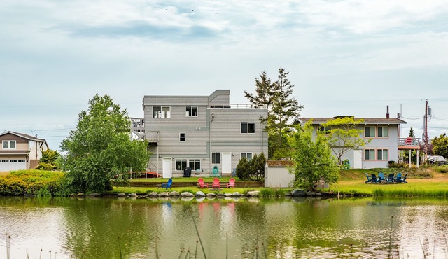 Beach Look Out Retreat - Lake in Backyard, Hot Tub