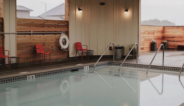 Beach Lover's Paradise! Indoor Pool, 2 Relaxing Units near Long Beach Peninsula!