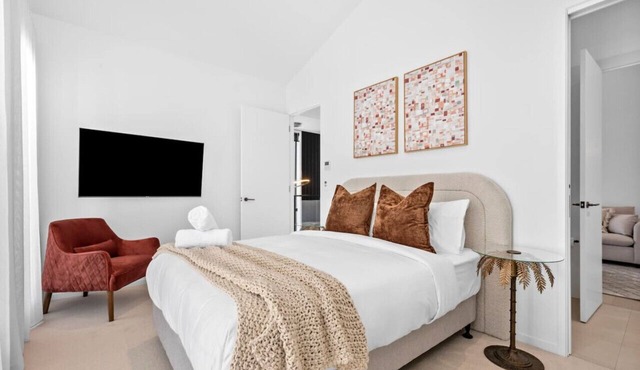 Beach Luxury On The Park- Central Ocean Grove, Sleeps 6, 2 bedroom, 3 bathroom