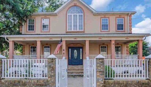 Beach Mansion 1 Block to Beach Sleeps 16+ Large Groups & Family Trips