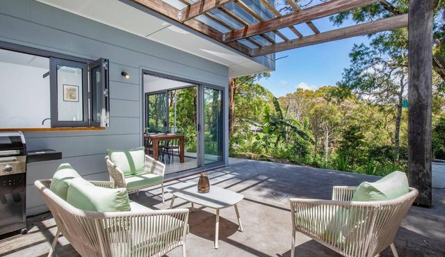 Beach Meets Bush at Expansive Treetop Oasis