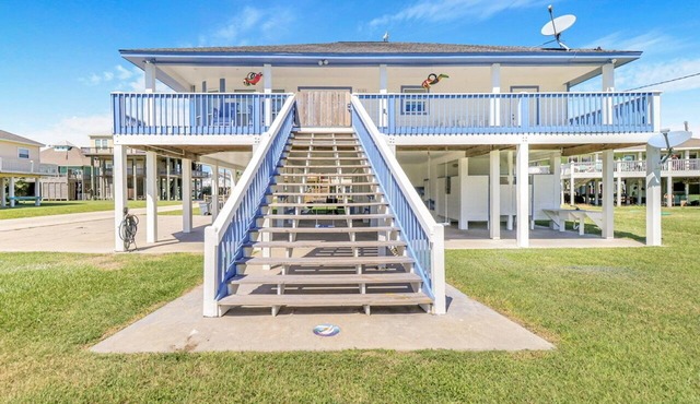 BEACH'N INN - 4th Row home, sleeps 12, Cargo Lift, Quiet area!