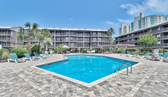 Beach &nightlife 3BR/2.5 BA service dog friendly