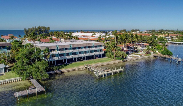 Beach Palms 7A-Beach 1 Minute Walk-Heated Pool-Free Wi-Fi-Dock-Surrounded By Wat