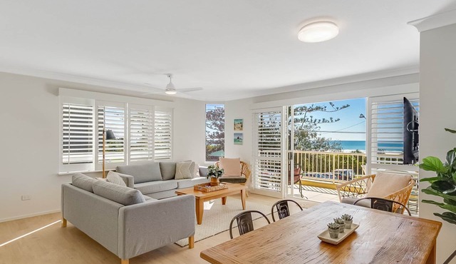 Beach Pines 5 - Fully Renovated North Kirra Beachfront - Min. 3 Night Stays