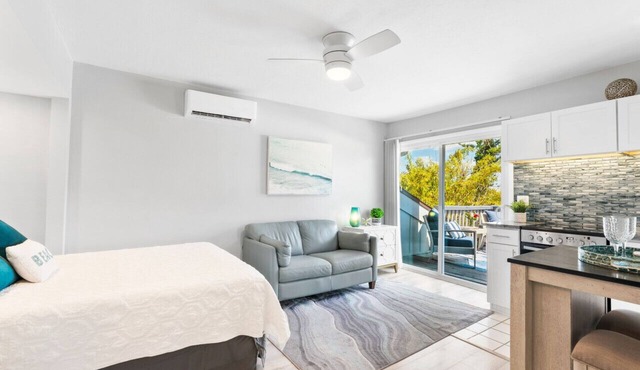 Beach Rd, 300ft to Beach Access & 500ft to Siesta Key Village, Studio