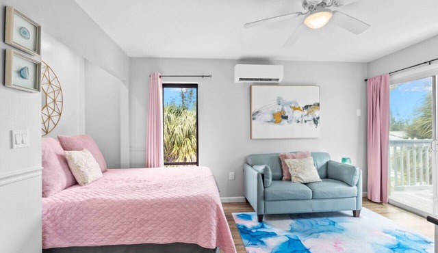 Beach Rd, 300ft to Beach Access & 500ft to Siesta Key Village, Studio