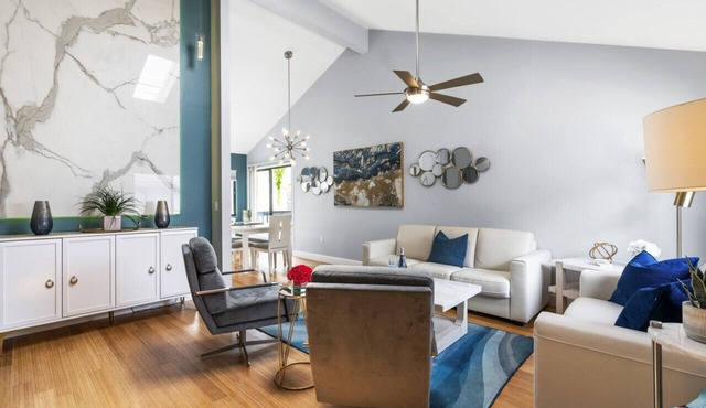 Beach Rd, 300ft to Beach Access & 500ft to Siesta Key Village, 2bdr